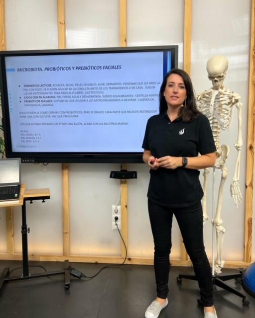 Marta García, de Centro Tándem, ofreciendo formación a fisioterapeutas